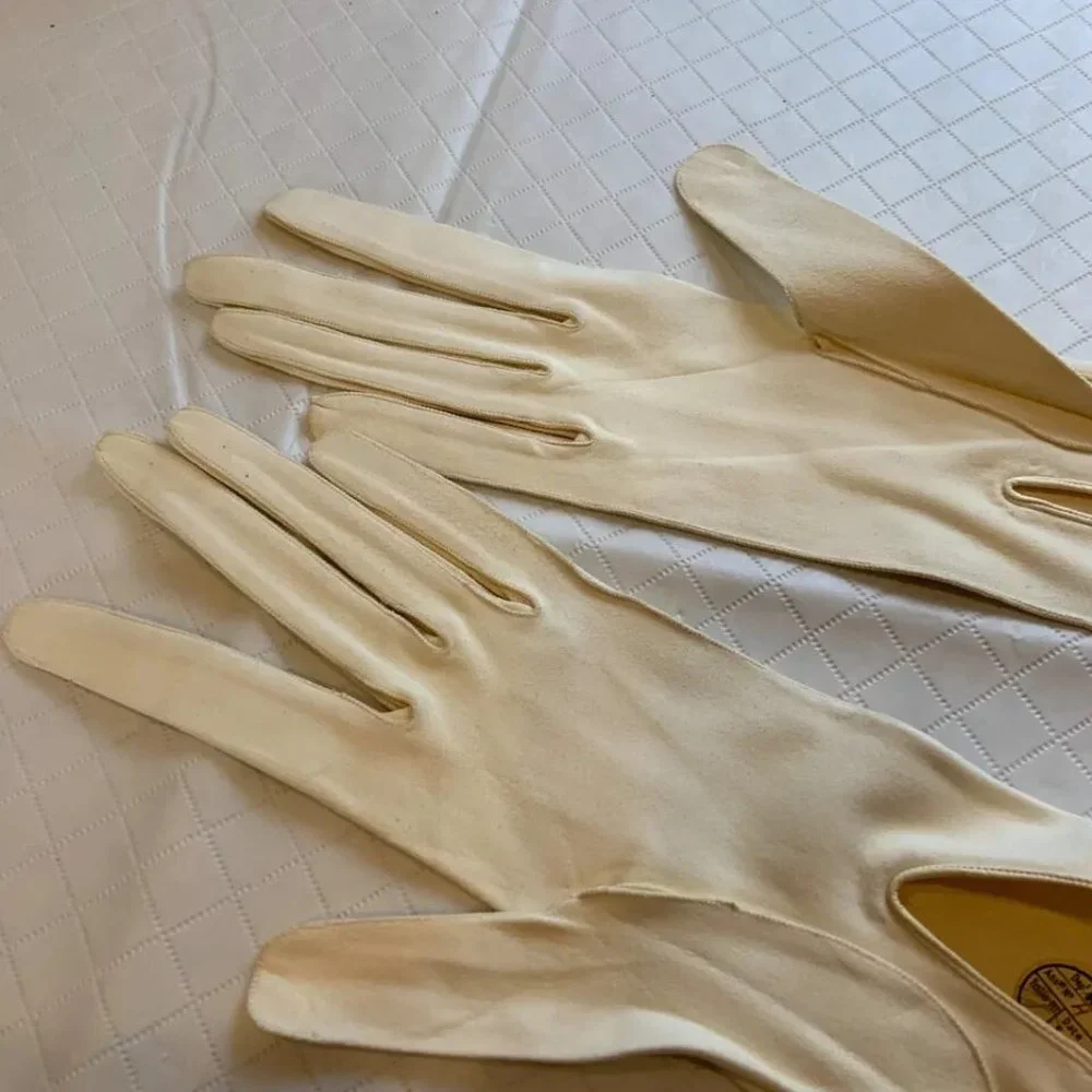 Vintage Galeries Lafayette Grand Prix Paris Suede Extra White Gloves